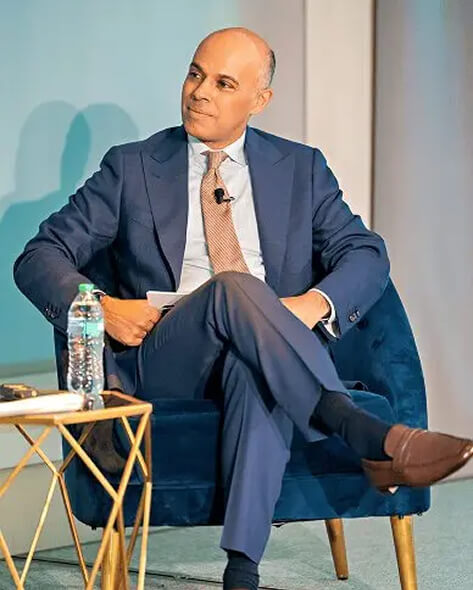 Amit Sevak sentado em uma cadeira durante um discurso de palestra.