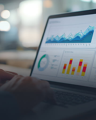 Laptop exibindo gráficos de dados e gráficos representando relatórios de pesquisa e análises científicas.